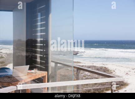 Moderner Balkon mit Blick auf Meer Stockfoto