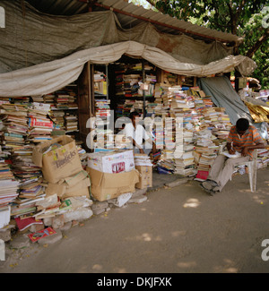 Buchhändler in Chennai Madras in Tamil Nadu in Indien in Südasien. Bücher Magazin Shop Handel wissen lesen Leser Besatzung veröffentlichen Reisen Stockfoto