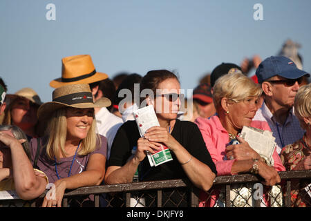 6. Juni 2009 - Elmont, New York, New York, USA - 6. Juni 2009: Fans der 141. läuft die Belmont Stakes in Belmont Park, Elmont NY...... 6. Juni 2009: 31. laufen von The True North-Handicap, dem 141. läuft die Belmont Stakes in Belmont Park, Elmont NY... 6. Juni 2009: The True North Handicap beim 141. laufendem die Belmont Stakes in Belmont Park, Elmont NY... Stockfoto