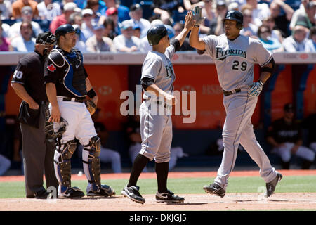 14. Juni 2009 - Toronto, Ontario, Kanada - 14. Juni 2009: Blue Jays Catcher Rob Barajas (20) schaut zu, wie Florida Marlins Ronny Paulino (29) nach seinem zweiten Inning Hauptdurchlauf im Rogers Center in Toronto, Kanada feiert. (Kredit-Bild: © Southcreek Global/ZUMApress.com) Stockfoto