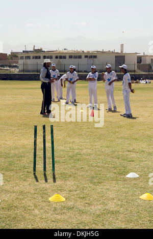 16. Juni 2009 sind Kinder - Kabul, Afghanistan - Cricket in Kabul, Afghanistan spielen beigebracht. (Bild Kredit: Theodore Liasi/ZUMAPRESS.com ©) Stockfoto