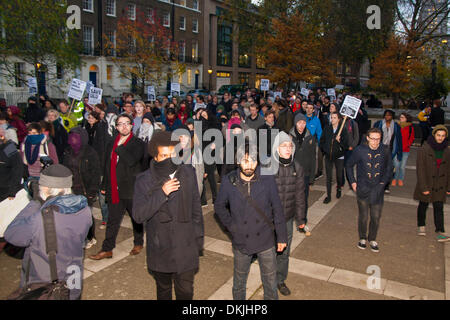 London, UK. 6. Dezember 2013. Noten von Studenten an der University of London marschierte über den Campus, wie sie ihre Cops Off Campus Kampagne, nach der Verhaftung von mehreren Studenten bei Schlägereien am Vortag. Bildnachweis: Paul Davey/Alamy Live-Nachrichten Stockfoto