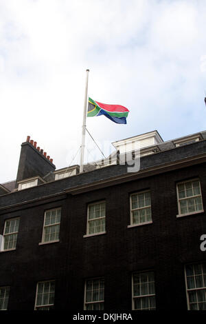 London UK. 6. Dezember 2013. Die Südafrika-Flagge weht auf Halbmast vor Downing Street als Hommage an ehemalige Südafrika Präsident Nelson Mandela 1918-2013 starb gestern im Alter von 95 Jahren. Nelson Mandela wurde zum ersten schwarzen Präsidenten, ins Gefängnis geworfen wurde, nachdem er gegen die Apartheid und eine rassisch geteilte Südafrika Credit warb: Amer Ghazzal/Alamy Live-Nachrichten Stockfoto