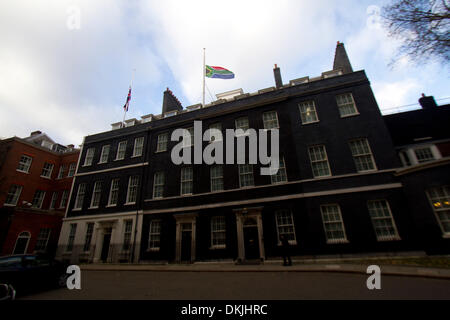 London UK. 6. Dezember 2013. Die Südafrika-Flagge weht auf Halbmast vor Downing Street als Hommage an ehemalige Südafrika Präsident Nelson Mandela 1918-2013 starb gestern im Alter von 95 Jahren. Nelson Mandela wurde zum ersten schwarzen Präsidenten, ins Gefängnis geworfen wurde, nachdem er gegen die Apartheid und eine rassisch geteilte Südafrika Credit warb: Amer Ghazzal/Alamy Live-Nachrichten Stockfoto