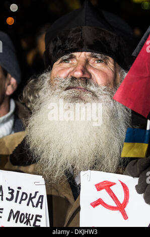 Kievv, Ukraine. 5. Dezember 2013--besuchen Tausende von Demonstranten die Kundgebung der Opposition auf dem Unabhängigkeitsplatz in Kiew. -Führer der Opposition gegen Janukowitschs Regierung halten eine Kundgebung auf dem Unabhängigkeitsplatz in Kiew vor Tausenden von Demonstranten. © Jonatha Borzicchi Redaktion/Alamy Live News Bildnachweis: Jonatha Borzicchi Redaktion/Alamy Live-Nachrichten Stockfoto