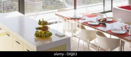 Frühstücks-Bar und gedeckter Tisch im modernen Wohnraum Stockfoto