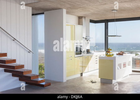 Schwebende Treppe und moderne Küche mit Blick auf Meer Stockfoto
