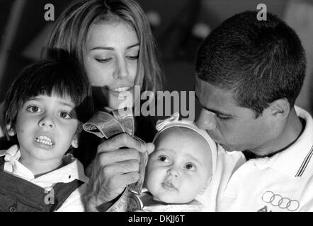 6. Oktober 2000 - Sao Paulo, BRASIL - 20030424: SAO PAULO, Brasilien: Datei brasilianischen Jockey Alvaro Afonso de Miranda Neto mit Familie: Ex-Frau Cibeli, Fernando (Cibeli Sohn), und kleine Viviane, 9 Monate in 10.06.00. Alvaro, bekannt als Doda, datet Milionaire Athina Onassis.       . EDUARDO NICOLAU/Sao PauloFILES / K30207 (Kredit-Bild: © Globe Photos/ZUMAPRESS.com) Stockfoto