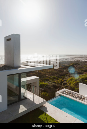 Modernes Haus und Pool mit Blick auf Meer Stockfoto