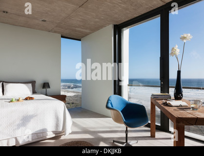 Moderne Schlafzimmer mit Blick auf Meer Stockfoto