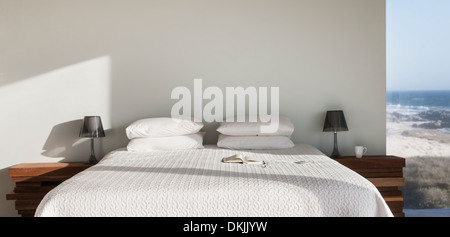 Sonne auf weißen Bett mit Meer Blick Stockfoto