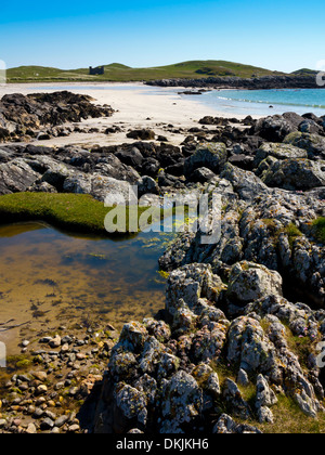 Crossapol Strand auf der Insel Coll in den Inneren Hebriden Argyll und Bute Schottland Großbritannien mit Felsenpools und Sand unter den Steinen Stockfoto