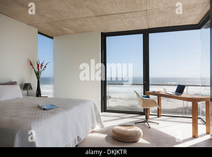 Moderne Schlafzimmer mit Blick auf Meer Stockfoto