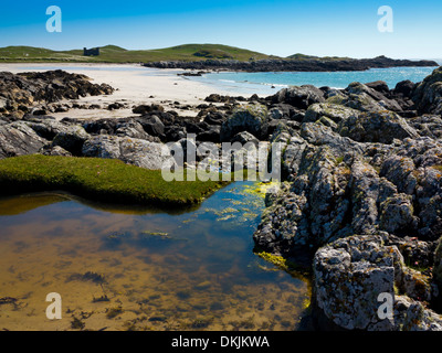 Crossapol Strand auf der Insel Coll in den Inneren Hebriden Argyll und Bute Schottland Großbritannien mit Felsenpools und Sand unter den Steinen Stockfoto