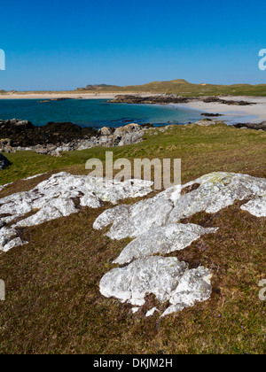 Crossapol Strand auf der Insel Coll in den Inneren Hebriden Argyll und Bute Schottland Großbritannien mit Felsenpools und Sand unter den Steinen Stockfoto