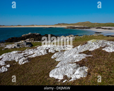 Crossapol Strand auf der Insel Coll in den Inneren Hebriden Argyll und Bute Schottland Großbritannien mit Felsenpools und Sand unter den Steinen Stockfoto