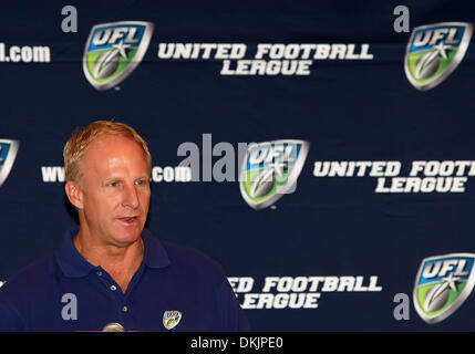 12. August 2009 - Orlando, Florida, USA - 12. August 2009... Head Coach Jim Haslett befasst sich mit die Medien während einer Pressekonferenz zur Ankündigung der neuen Namen Florida Tuskers und einheitliches Design im Rosen Shingle Creek Resort in Orlando, Florida. (Kredit-Bild: © Southcreek Global/ZUMApress.com) Stockfoto