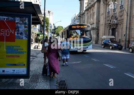 Ein lokaler Bus hält auf Rua Primeiro de Março (1. März Street) in Rio De Janeiro, Brasilien. Stockfoto