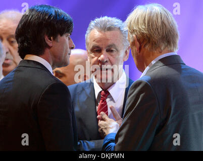 Costa do Sauipe, Bahia, Brasilien. 6. Dezember 2013. Trainer der deutschen Fußball-Nationalmannschaft, Joachim Loew (L-R) spricht mit Cheftrainer der Schweiz, Deutsch Ottmar Hitzfeld und Cheftrainer von Kamerun, Deutsch-Volker Finke, während die Auslosung für die ersten Runde Gruppen der FIFA WM 2014 in Costa do Sauipe, Bahia, Brasilien, 6. Dezember 2013. Foto: Marcus Brandt/Dpa/Alamy Live News Stockfoto