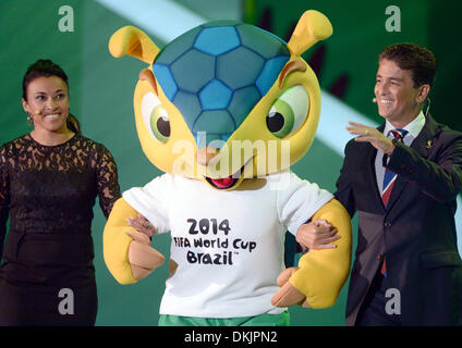 Costa do Sauipe, Brasilien. 6. Dezember 2013. MASCOT of Brazil 2014 Fuleco (C) begleitet von brasilianischen Fußballspieler Marta (L) und brasilianische-Trainer Bebeto (R) während der letzten Ziehung der vorläufigen Runde Gruppen von der FIFA Fussball-Weltmeisterschaft Brasilien 2014 in Costa do Sauipe, Brasilien, 6. Dezember 2013. Foto: Marcus Brandt/Dpa/Alamy Live News Stockfoto