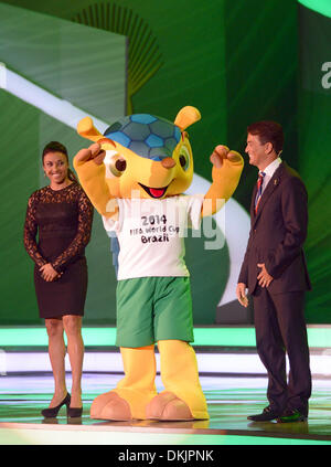 Costa do Sauipe, Brasilien. 6. Dezember 2013. MASCOT of Brazil 2014 Fuleco (C) begleitet von brasilianischen Fußballspieler Marta (L) und brasilianische-Trainer Bebeto (R) während der letzten Ziehung der vorläufigen Runde Gruppen von der FIFA Fussball-Weltmeisterschaft Brasilien 2014 in Costa do Sauipe, Brasilien, 6. Dezember 2013. Foto: Marcus Brandt/Dpa/Alamy Live News Stockfoto