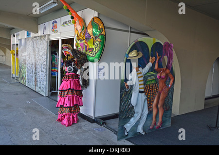 Ein Geschäft für die berühmte brasilianische Karnevalskostüme im Sambodromo in der Innenstadt von Rio De Janeiro, Brasilien. Stockfoto