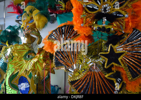 Ein Geschäft, das die berühmten brasilianischen Karnevalskostüme und Kopfschmuck im Sambodromo in der Innenstadt von Rio de Janeiro, Brasilien verkauft. Stockfoto