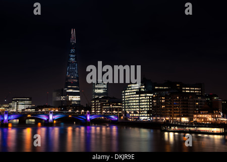 Die Scherbe sitzen unter den Gebäuden entlang Riverside London. Nachtansicht, Langzeitbelichtung. Stockfoto