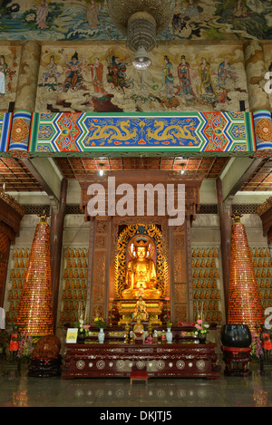 Halle des Kuan Yin, Tempelanlage Kek Lok Si, Penang, Malaysia Stockfoto