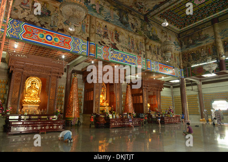 Halle des Kuan Yin, Tempelanlage Kek Lok Si, Penang, Malaysia Stockfoto