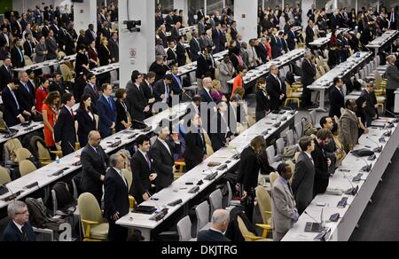 NY, NY, USA. 6. Dezember 2013. Delegierten beobachten eine Minute des Schweigens für Nelson Mandela während einer Sitzung der Generalversammlung der Vereinten Nationen im UN-Hauptquartier in New York, Vereinigte Staaten, am 6. Dezember 2013. Bildnachweis: Xinhua/Alamy Live-Nachrichten Stockfoto