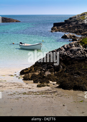 Boot im Hafen von Scarinish auf der Insel Tiree Inneren Hebriden Argyll und Bute Scotland UK im Sommersonnenschein Stockfoto