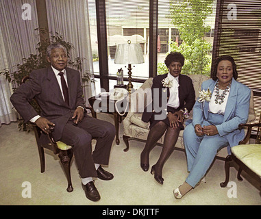 Coretta Scott King posiert mit Anti-Apartheid-Führer Nelson Mandela und Frau Winy Mandela an der Martin Luther King Jr. Center Stockfoto