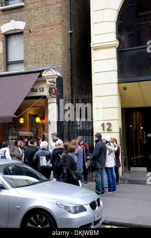 London, England, Vereinigtes Königreich. Schmale Gasse in der Great Newport Street - Eingang zur Winkelgasse in Harry Potter und der Halbblutprinz Stockfoto