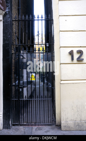 London, England, Vereinigtes Königreich. Schmale Gasse in der Great Newport Street - Eingang zur Winkelgasse in Harry Potter und der Halbblutprinz Stockfoto