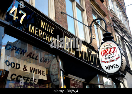 London, England, Vereinigtes Königreich. El Vino Weinhändler Geschäft in der Fleet Street Stockfoto