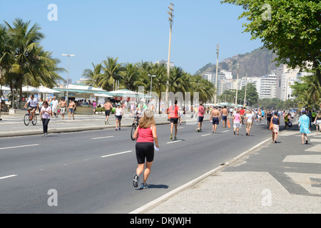 Der Strand von der Küste ist für den Verkehr gesperrt, sodass Anwohner und Läufer den Tag in Rio de Janeiro, Brasilien, genießen können Stockfoto