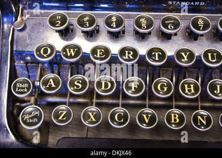 Antike Schreibmaschine - eine antike Schreibmaschine zeigt traditionelle QWERTZ-Tasten Stockfoto