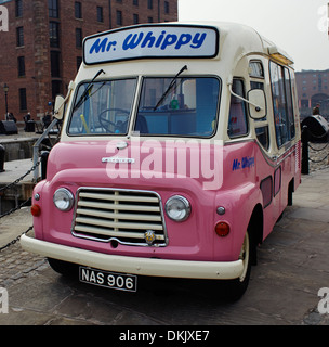 Mr. Whippy traditioneller alter Eiswagen am Albert Dock in Liverpool Stockfoto