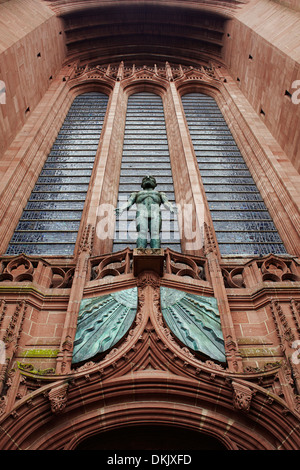 Liverpool anglikanische Kathedrale Eingangstür und statue Stockfoto