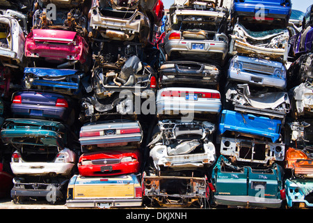 Ein Haufen gestapelt Junk-e-Cars - verworfen Junk Cars häuften sich nach der Zerkleinerung Stockfoto
