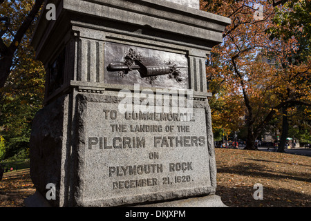 Sockel Plakette des Pilgrim Statue, Pilgrim Hill, Central Park, New York Stockfoto