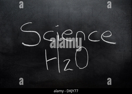 Eine Tafel mit den Worten Wissenschaft und H2O in weißer Kreide darauf geschrieben. Stockfoto