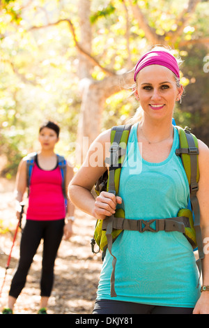 Weibliche Wanderer stehend auf trail Stockfoto