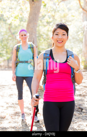 Weibliche Wanderer stehend auf trail Stockfoto