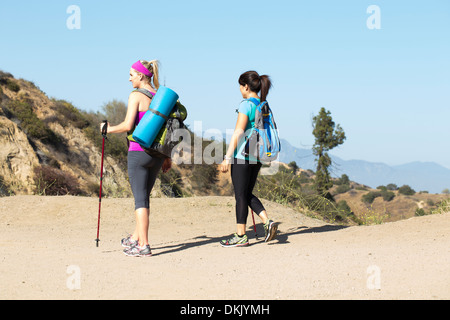 Zwei weibliche Wanderer auf der Spur Stockfoto