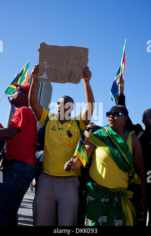 Südafrikaner versammelten sich an der Grand Parade, Kapstadt bei 17:00 heute Nachmittag zum Abschied von Nelson Mandelas. Stockfoto