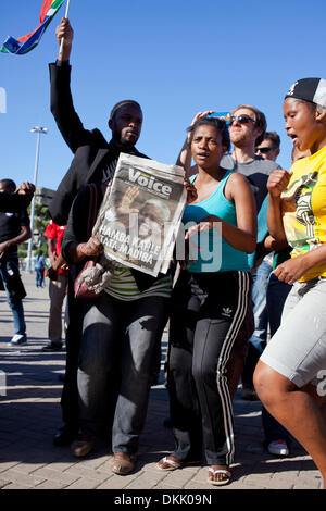 Südafrikaner versammelten sich an der Grand Parade, Kapstadt bei 17:00 heute Nachmittag zum Abschied von Nelson Mandelas. Stockfoto