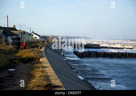 Walcott, Norfolk, Großbritannien. 6. Dezember 2013. Die größte Brandung und Storm seit 1953 die Norfolk Dorf Walcott über Nacht traf und verursacht massive Schäden und Überschwemmungen entlang der Ostküste von England. Bildnachweis: East Anglian Bild Service/Alamy Live-Nachrichten Stockfoto