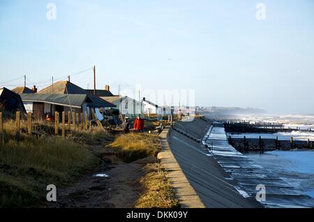 Walcott, Norfolk, Großbritannien. 6. Dezember 2013. Die größte Brandung und Storm seit 1953 die Norfolk Dorf Walcott über Nacht traf und verursacht massive Schäden und Überschwemmungen entlang der Ostküste von England. Bildnachweis: East Anglian Bild Service/Alamy Live-Nachrichten Stockfoto